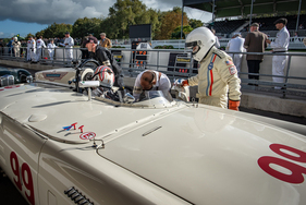 Bild Ford Thunderbird Battlebird (1957) – Der Kraftbolzen landete mit Romain Dumas und Bill Shepherd auf Rang 5 der Freddie March Memorial Trophy – Goodwood Revival 2025