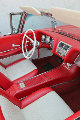 Auf Wunsch war eine zweifarbige Kunstlederausstattung erhältlich. Zudem gab es 1959 erstmals Echtleder gegen Aufpreis.