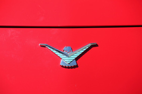 Bis 1957 streckte der Donnervogel seine Flügel gerade zur Seite, ab 1958 schräg nach oben. Zwei Jahre später ging er in die Breite.