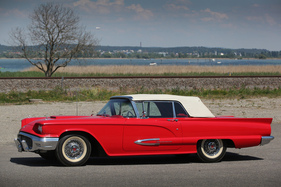 Ford Thunderbird Convertible (1959) – Das Verdeck erhebt sich elektrohydraulisch aus dem Kofferraum Ford Thunderbird Convertible (1959) – Das Verdeck erhebt sich elektrohydraulisch aus dem Kofferraum
