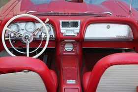 Kübelsitze und vor allem eine Mittelkonsole waren in den USA seltene Ausstattungsmerkmale. Durch die niedrige Karosserie war der hohe Mitteltunnel allerdings unumgänglich gewesen.