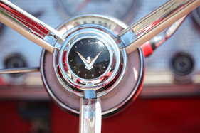 Die Lenkradnabe verweist stolz auf die "Master-Guide"-Servolenkung für $75,30.