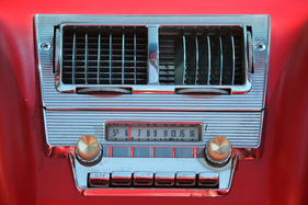 Die Blenden des Radios ($112,80) und der Luftausströmer gehen fliessend ineinander über.