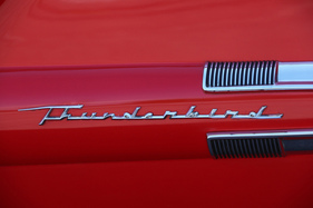 Scharfkantiger, liniengleicher Schriftzug auf der Tür. Hier noch recht dezent, wurde er für 1960 deutlich grösser.