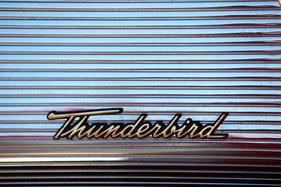 Typografisch abweichender Schriftzug auf dem geriffelten Handschuhfachdeckel