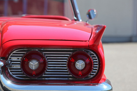 Ford Thunderbird Convertible (1959) – Von hinten ist das Modelljahr an den horizontalen Rippen zwischen den Rückleuchten zu erkennen Ford Thunderbird Convertible (1959) – Von hinten ist das Modelljahr an den horizontalen Rippen zwischen den Rückleuchten zu erkennen