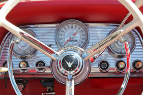 Untere Reihe von links nach rechts: Zündschloss, Lichtschalter, Öldruck, Ladekontrolle, Zigarrenanzünder, Scheibenwischer