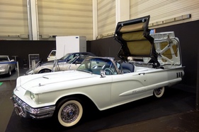 Ford Thunderbird Convertible (1960) an der Essen Motor Show 2019 - Angeboten für EUR 36'900.