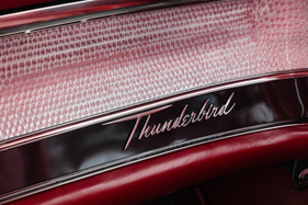 Ford Thunderbird "Italien" (1963) - Thunderbird-Schriftzug im Cockpit