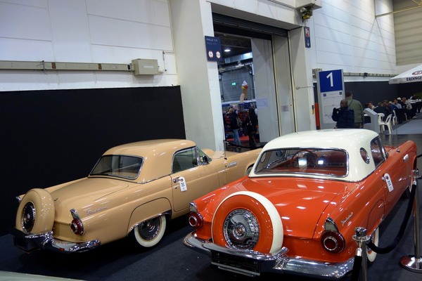 Ford Thunderbird mit "Continental Kit" als typischem Merkmal des Jahrgangs 1956 - Essen Motor Show 2022