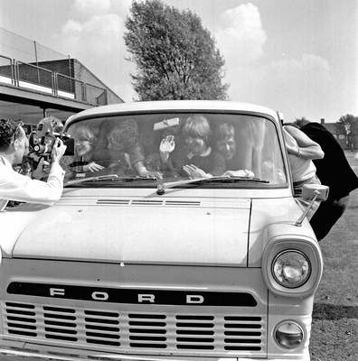 Ford Transit (1965) - 48 Studenten des  Barking College nahe London zwängten sich in den Bus - der Transit als "People Mover" im wahrsten Sinne des Wortes
