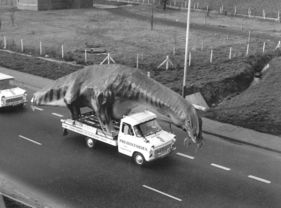 Ford Transit (1973) - mit einem Dinosaurier auf dem Rücken