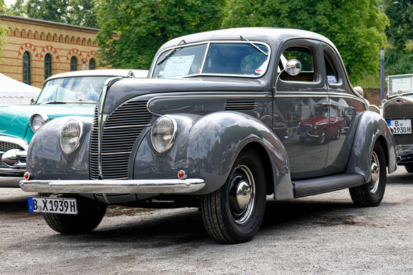 Ford V-8 Coupe (1939) – sehr viel Blech für das überschaubare Raumangebot – Oldtimer Open Air 2024