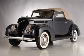 Ford V-8 DeLuxe Club Cabriolet (1938) - als Lot 266 an der RM Auction Hershey vom 9./10. Oktober 2014