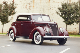 Ford V-8 DeLuxe Phaeton (1937) - angeboten als Lot 220 an der RM/Sotheby's Versteigerung in Hershey am 11./12. Oktober 2018