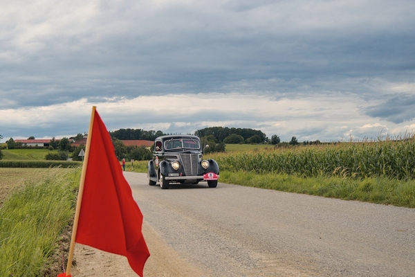 Bild: Ford V8 Coupé (1937) - auf einer Sonderprüfung - 30. RAID Klosters-Wien 2020