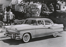 Ford V8 Customline (1956) - eleganter Viertürer