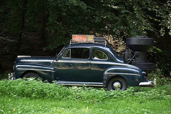 Ford V8 Super Deluxe (1948) mit Royal-Holzvergaser - beim Royal-Generator sind Silo, Herd und Filterungsanlage im Wagenheck montiert