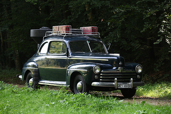Ford V8 Super Deluxe (1948) mit Royal-Holzvergaser - der 48-er Ford dürfte einer der letzten noch mit Gaserzeugungsanlage ausgerüsteten Fahrzeuge überhaupt sein