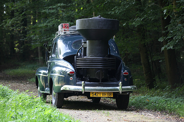 Ford V8 Super Deluxe (1948) mit Royal-Holzvergaser - die Monoblock-Gaserzeugungsanlage fügt sich nicht gerade in die Linien des Ford ein