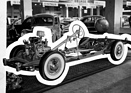 Ford Vedette (1953) - Blick auf das Fahrgestell (aufgenommen auf einem Autosalon, Chassis damals von Hand mit weisser Farbe freigestellt)