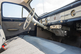 Ford Vedette (1954) - immer mit Sitzbank vorne, da hatten auch drei Personen Platz