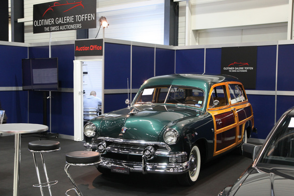 Ford Woody auf dem Stand der Oldtimer Galerie Toffen - Swiss Classic World Luzern 2019