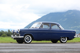 Ford Zephyr (1959) - mit 4,5 Metern Länge und 1,7 Metern Breite grosszügig dimensioniert - am British Car Meeting 2013 in Mollis