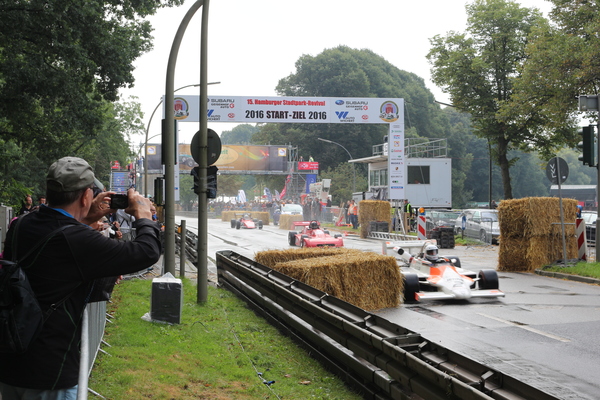 Formel-Autos auf dem Rundkurs - Hamburger Stadtpark-Revival 2016