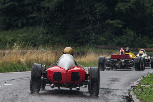 Formel-V-Fahrzeuge bei der Talfahrt - an der Bergprüfung für historische Sport- und Rennwagen in Altbüron 2015