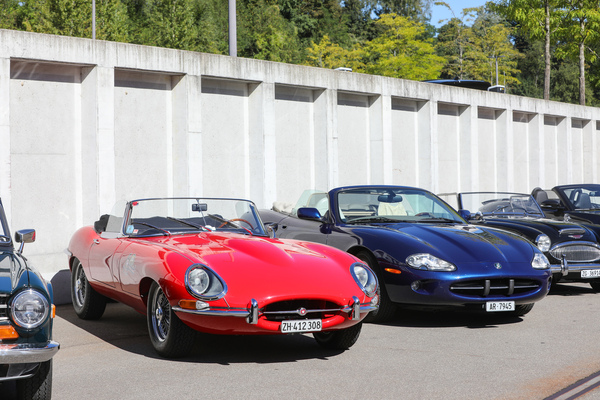 Formen-Evolution - links Jaguar E-Type Series 1, rechts Jaguar XK8 - British Car Meeting Motorworld Kemptthal 2025