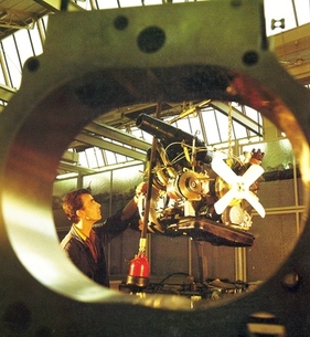 Fotograf Julius Weitmann setzte ein Wankel-Rotorgehäuse wirkungsvoll vor einem kompletten Motor in Szene