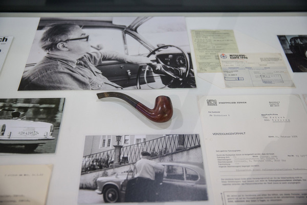 Fotos aus Frischs Autoleben und natürlich die Pfeife