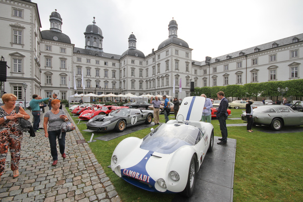 Fragenden wird gerne Auskunft gegeben - Impressionen vom Concours d'Elégance an der Schloss Bensberg Classics 2015