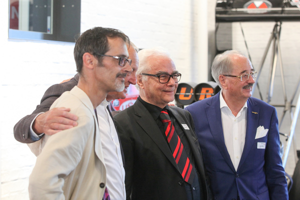 Franco Sbarro freut sich über die Ehrung - Sonderschau Sbarro Concept-Cars in der autobau erlebniswelt 2022