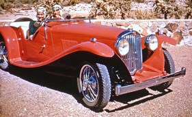 Frank Lloyd Wright und seine Frau Olgivanna in einem AC von 1937 in Taliensin in 1948 Frank Lloyd Wright und seine Frau Olgivanna in einem AC von 1937 in Taliensin in 1948