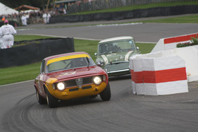Frank Stippler fuhr im Alfa Romeo 1600 GTA, dahinter Karun Chandok im Morris Mini Cooper S - St. Mary's Trophy - Goodwood Revival 2015