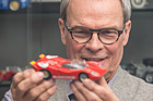 Bild: Franz Steinbacher mit einem Modell eines damaligen Abarth-Rennwagenss
