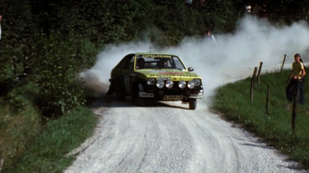 Franz Wittmann auf Opel Kadett fordert Werkswagen von Lancia auf den heimischen Schotterstrassen Italiens heraus – Standbild aus dem Film "Die Evolution des Driftwinkels Vol. 2" von Helmut Deimel