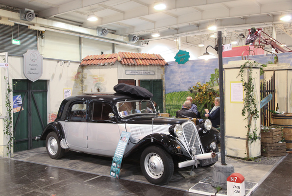 Französische Gemütlichkeit strahlte ein kleines Bistro mit Citroën Légère aus, ...