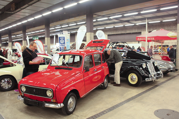 Bild: Französische Klassiker, im Vordergrund ein schön erhaltener Renault 4 - Oldtimermesse St. Gallen 2015