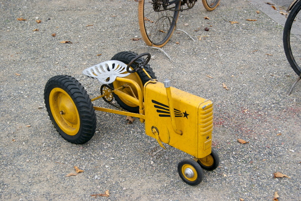 Französischer Kindertraktor von Rouca in wunderbar patiniertem Originalzustand – Veterama Mannheim 2022