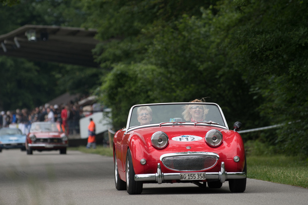 Bild: Frauen-Power im Frogeye vom FABAM-Corso (Freunde alten Bleches aller Marken) am Oldtimer GP Brugger Schachen 2019