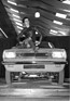 Frauen und Autos - sportliches Kunstleder-Outfit auf dem Vauxhall - Genfer Autosalon 1968