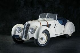 Vor dem Krieg noch Frazer-Nash-Lizenbau von BMW, nach dem Krieg Technikspender für den Bristol 400