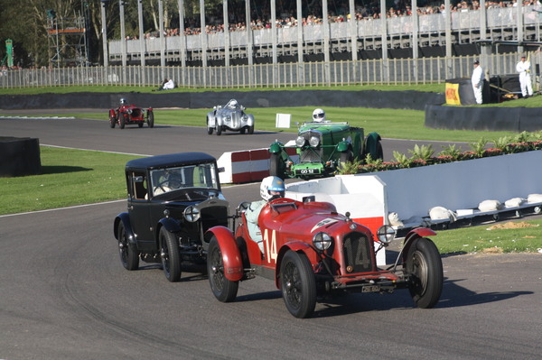 Bild Frazer Nash Saloon „The Owlet“ (1928) hinter dem siegreichen Alfa Romeo 8C 2600 „Muletto“ von Neil Twyman im Rennen um die Brooklands Trophy - Goodwood Revival 2015