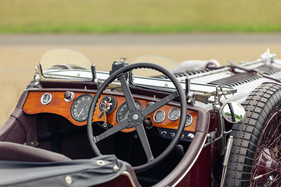 Frazer Nash TT Replica (1937) – Das Armaturenbrett ist vollständig bestückt. Frazer Nash TT Replica (1937) – Das Armaturenbrett ist vollständig bestückt.