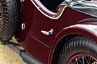 Frazer Nash TT Replica (1937) – Eine Türfalle half dem Beifahrer bei Rallies beim Einsteigen nach dem Gang zum Kontrollposten, eine Fahrertür gibts nicht