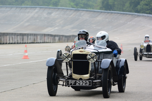 Frazer-Nash gefolgt von einem Bugatti - 4. Montlhéry Vintage Revival 2017