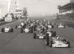 Freddys Jahr - Lola Pilot Freddy Kottulinsky (30) gewinnt 1974 fasr alle Super V-Europapokal-Rennen. Den Verfolgern Presson (3) und Rosberg (5) bleibt nur Frust.